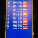 vols annulés sur une tableau d'affichage de l'aerorport de geneve