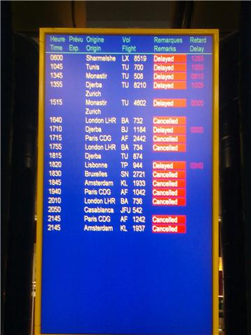 vols annulés sur une tableau d'affichage de l'aerorport de geneve